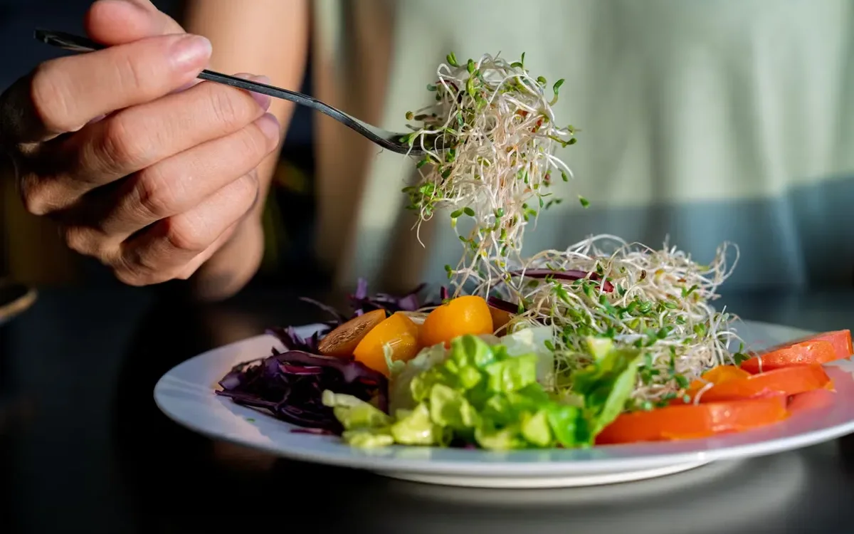 Matéria do O POVO+ sobre reducetarismo e microvegetais na gastronomia cearense